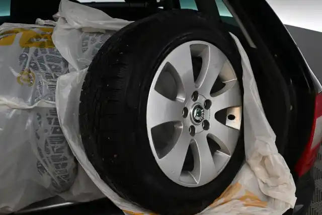 Musta Farmari, Skoda Superb – YVT-491