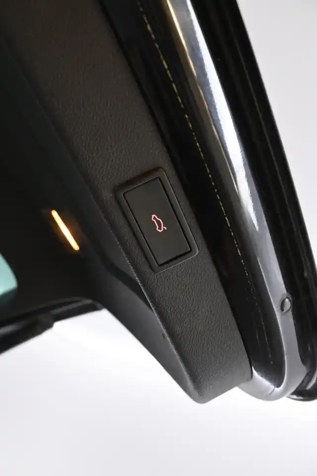 Musta Farmari, Skoda Superb – YVT-491