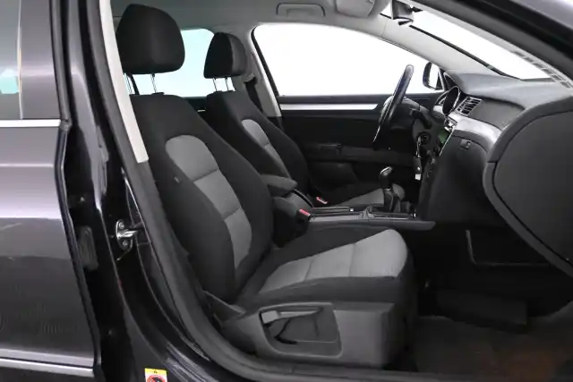 Musta Farmari, Skoda Superb – YVT-491