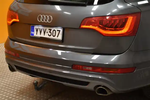 Harmaa Maastoauto, Audi Q7 – YVV-307