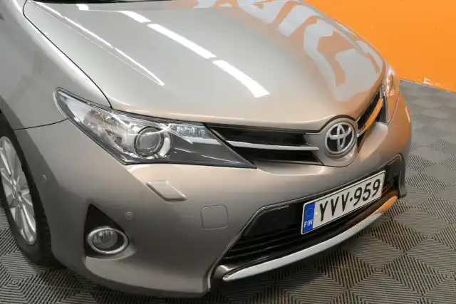 Ruskea (beige) Farmari, Toyota Auris – YVV-959