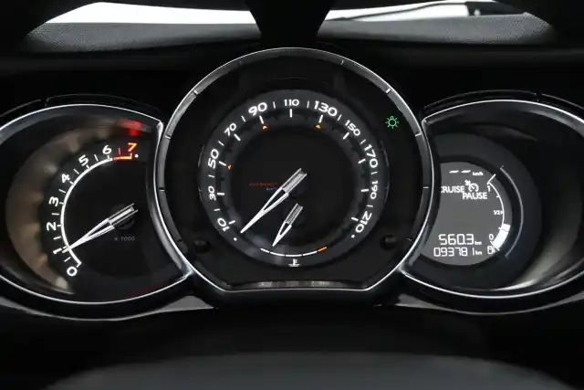 Valkoinen Avoauto, Citroen DS3 – YVX-969