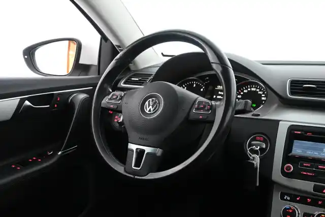 Valkoinen Farmari, Volkswagen Passat – YVZ-252