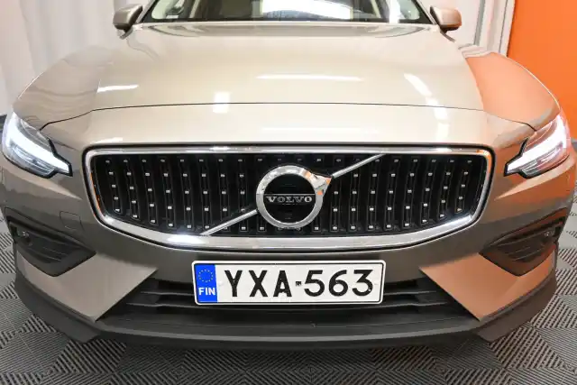 Harmaa Farmari, Volvo V60 Cross Country – YXA-563