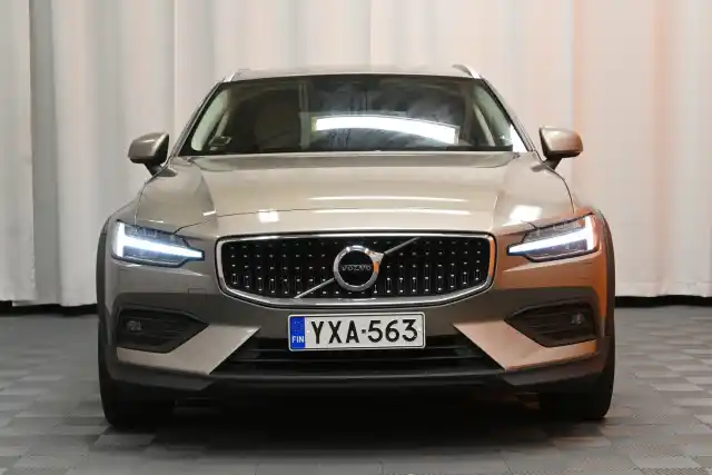 Harmaa Farmari, Volvo V60 Cross Country – YXA-563