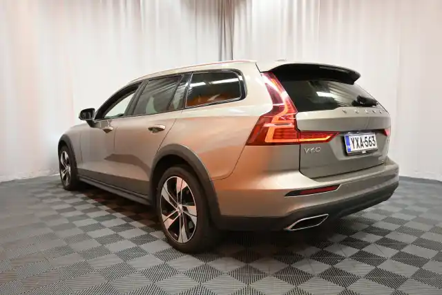 Harmaa Farmari, Volvo V60 Cross Country – YXA-563