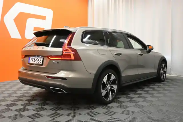 Harmaa Farmari, Volvo V60 Cross Country – YXA-563