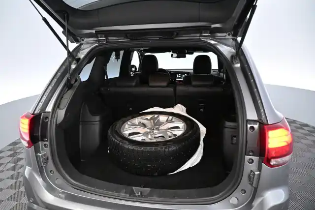 Harmaa Maastoauto, Mitsubishi Outlander PHEV – YXB-889