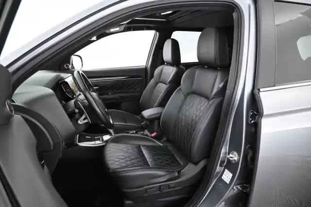 Harmaa Maastoauto, Mitsubishi Outlander PHEV – YXB-889