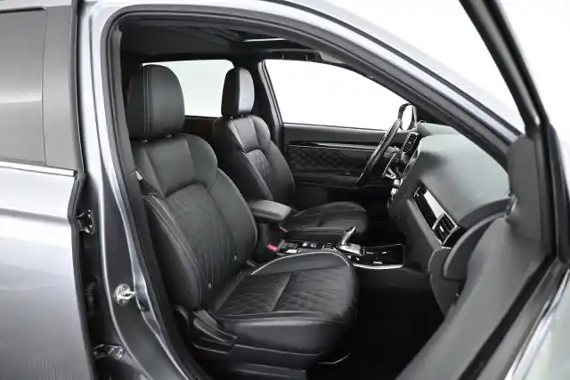 Harmaa Maastoauto, Mitsubishi Outlander PHEV – YXB-889