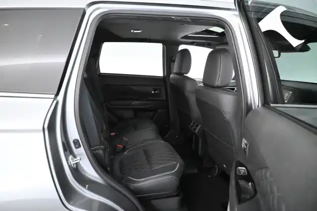 Harmaa Maastoauto, Mitsubishi Outlander PHEV – YXB-889