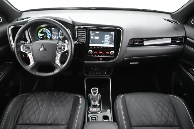 Harmaa Maastoauto, Mitsubishi Outlander PHEV – YXB-889