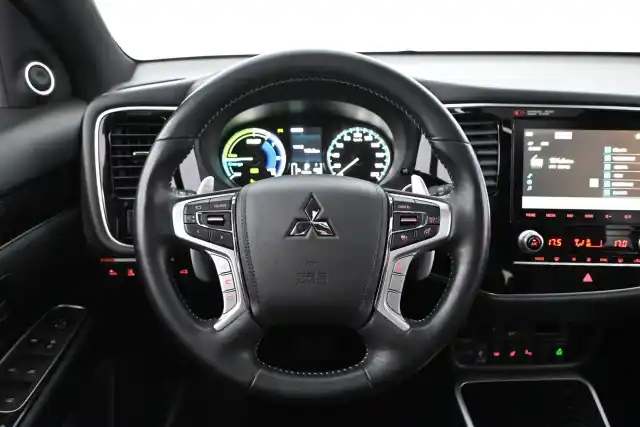 Harmaa Maastoauto, Mitsubishi Outlander PHEV – YXB-889