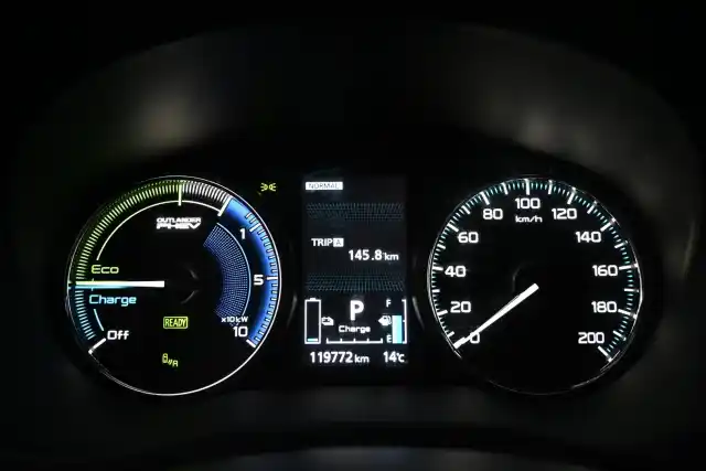 Harmaa Maastoauto, Mitsubishi Outlander PHEV – YXB-889