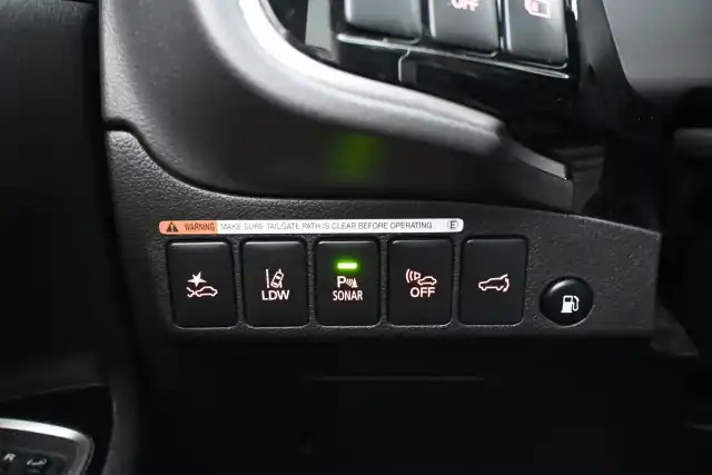 Harmaa Maastoauto, Mitsubishi Outlander PHEV – YXB-889