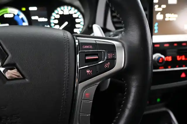 Harmaa Maastoauto, Mitsubishi Outlander PHEV – YXB-889