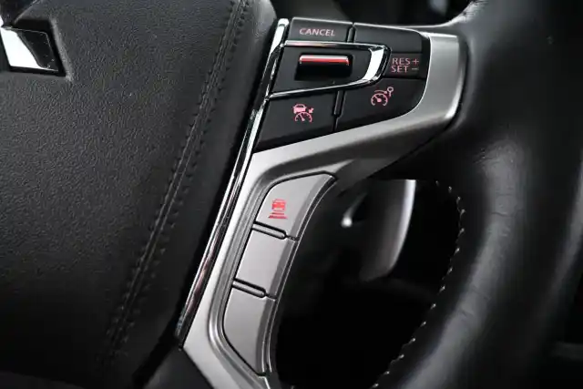 Harmaa Maastoauto, Mitsubishi Outlander PHEV – YXB-889