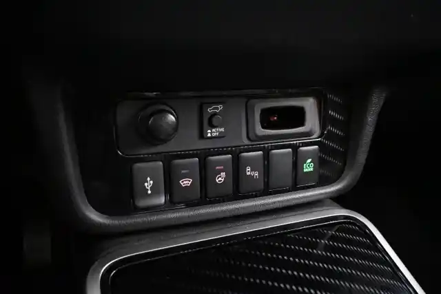 Harmaa Maastoauto, Mitsubishi Outlander PHEV – YXB-889