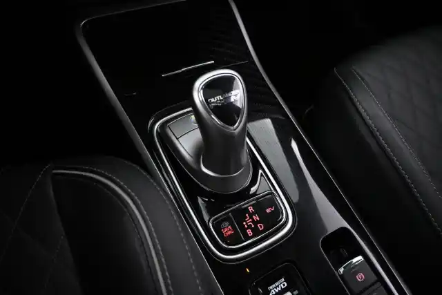 Harmaa Maastoauto, Mitsubishi Outlander PHEV – YXB-889