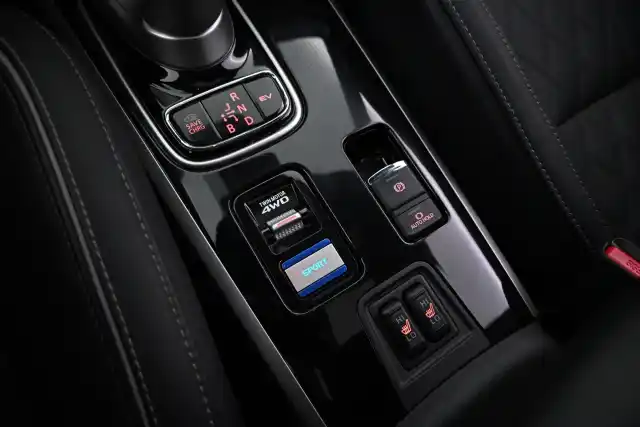 Harmaa Maastoauto, Mitsubishi Outlander PHEV – YXB-889