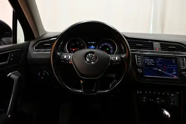 Musta Maastoauto, Volkswagen Tiguan – YXC-982