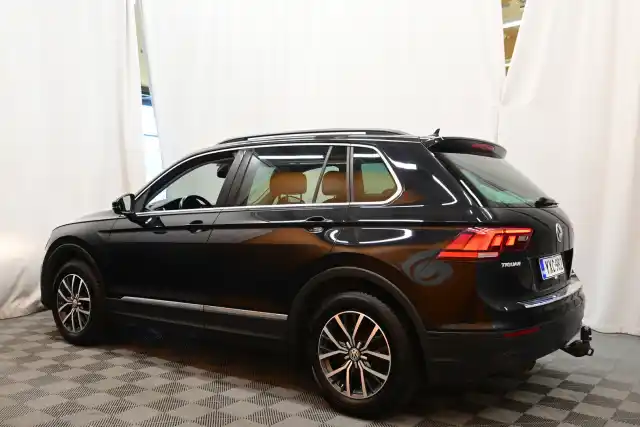 Musta Maastoauto, Volkswagen Tiguan – YXC-982