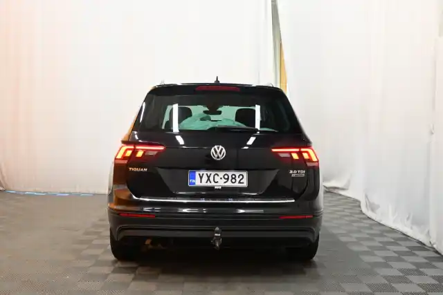 Musta Maastoauto, Volkswagen Tiguan – YXC-982