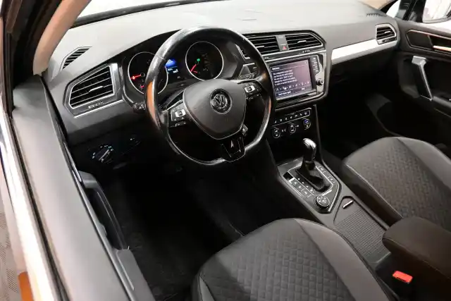 Musta Maastoauto, Volkswagen Tiguan – YXC-982