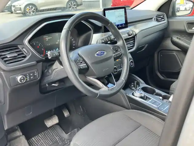 Harmaa Maastoauto, Ford Kuga – YXG-739