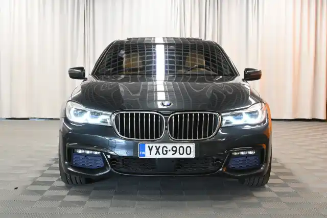 Harmaa Sedan, BMW 740 – YXG-900