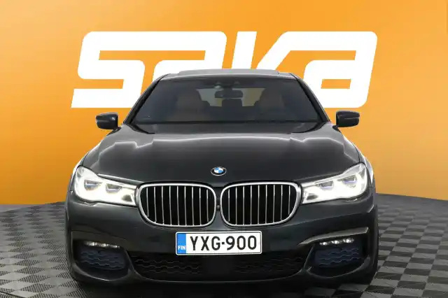 Harmaa Sedan, BMW 740 – YXG-900