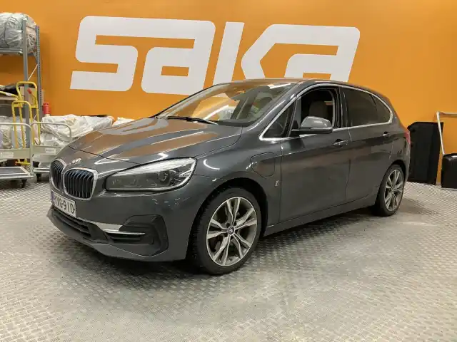 Harmaa Tila-auto, BMW 225 – YXG-910