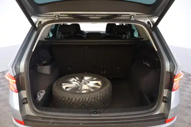 Harmaa Maastoauto, Skoda Kodiaq – YXI-788
