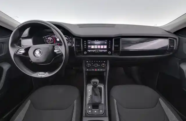 Harmaa Maastoauto, Skoda Kodiaq – YXI-788