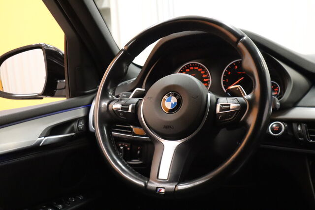Musta Maastoauto, BMW X5 – YXJ-142