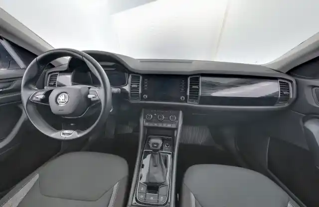 Harmaa Maastoauto, Skoda Kodiaq – YXJ-604