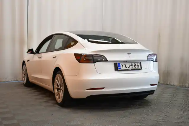 Valkoinen Sedan, Tesla Model 3 – YXJ-986