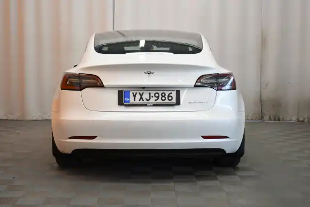 Valkoinen Sedan, Tesla Model 3 – YXJ-986