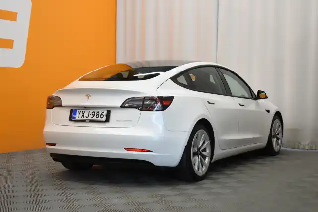 Valkoinen Sedan, Tesla Model 3 – YXJ-986