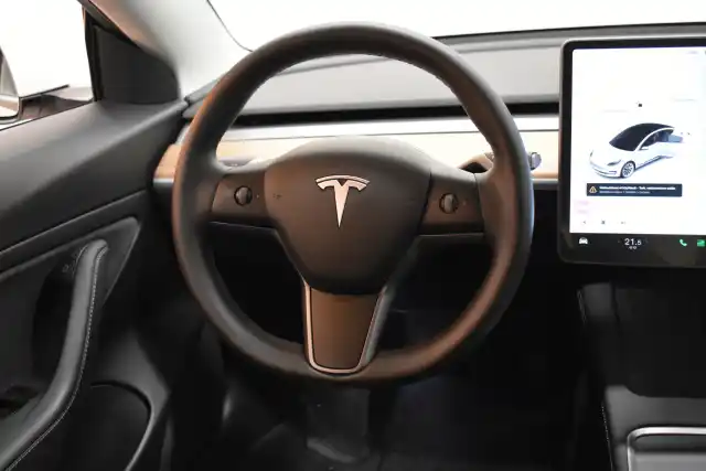 Valkoinen Sedan, Tesla Model 3 – YXJ-986