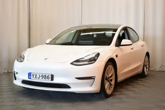 Valkoinen Sedan, Tesla Model 3 – YXJ-986