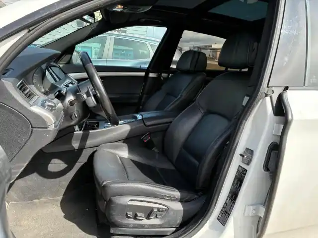 Valkoinen Sedan, BMW 530 Gran Turismo – YXK-504