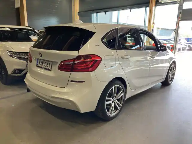 Valkoinen Tila-auto, BMW 225 – YXK-561
