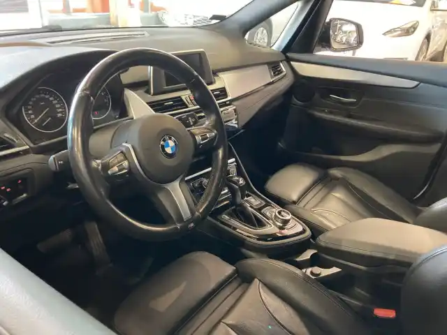 Valkoinen Tila-auto, BMW 225 – YXK-561