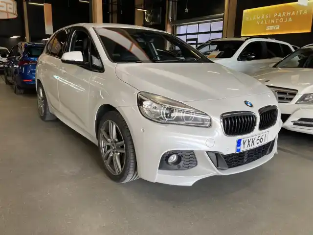 Valkoinen Tila-auto, BMW 225 – YXK-561