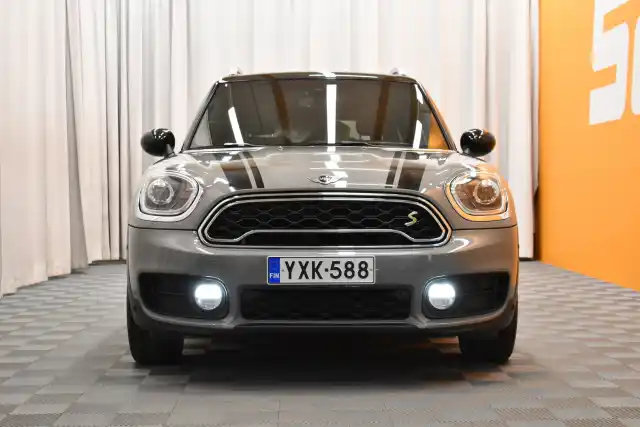 Harmaa Maastoauto, Mini Countryman – YXK-588