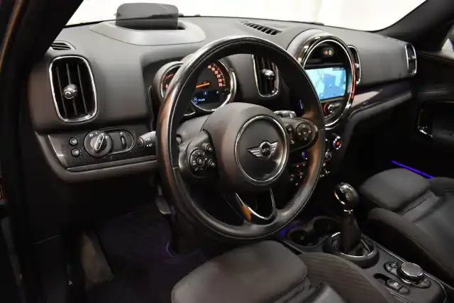 Harmaa Maastoauto, Mini Countryman – YXK-588