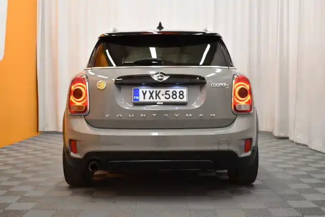 Harmaa Maastoauto, Mini Countryman – YXK-588