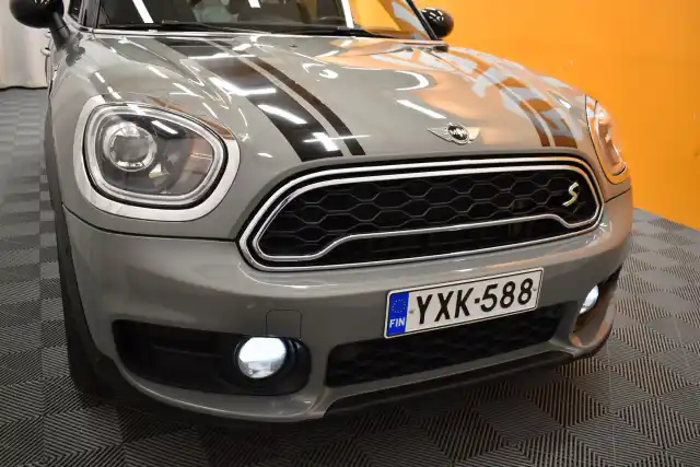 Harmaa Maastoauto, Mini Countryman – YXK-588