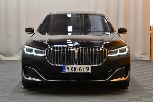 Musta Sedan, BMW 745 – YXK-619